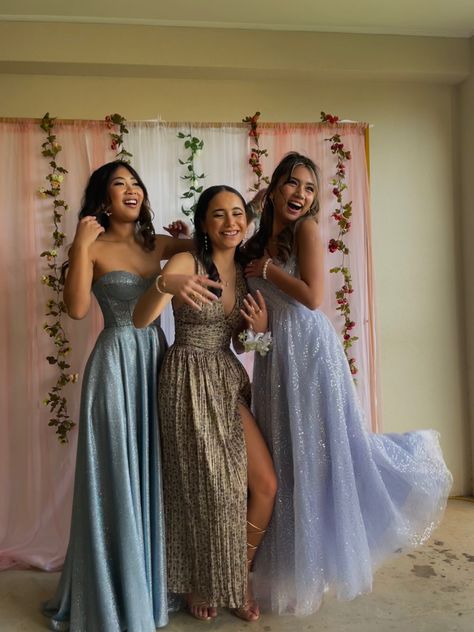 Formal prom 17 aesthetic dress lilac princess besties floral school Junior Year Prom Dresses, Prom Photos Aesthetic Friends, Prom Pose Friends, Prom Besties Photo Ideas, Prom Picture Inspo Friends, Prom Pose Ideas Friend Pictures, Friend Prom Photos, Prom Party Aesthetic, Winter Formal Aesthetic