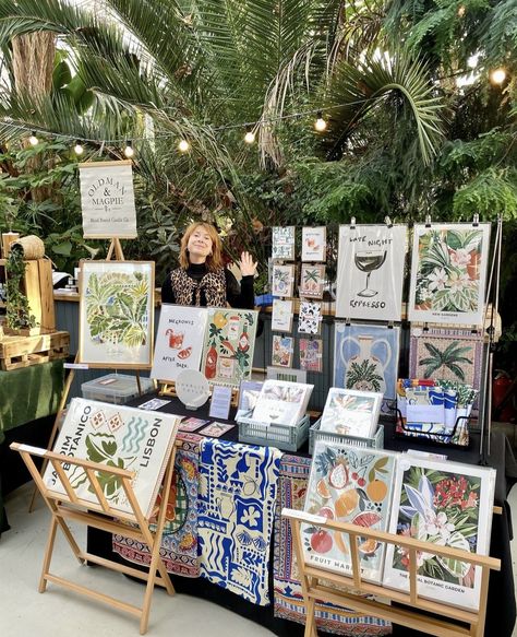 Illustration Market Stall, Art Vending Booth, Art Market Booth Setup, How To Display Prints At Craft Fair, Artist Market Booth, Postcard Set Packaging, Art Market Booth Display, Christmas Fair Stall Ideas, Market Art Display