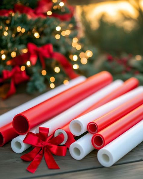 Lady uses a PVC pipe, pool noodle, and ribbon. She makes best Christmas yard decor yet! Pool Noodle Ornaments, Christmas Decor Using Pool Noodles, Pvc Pipe Christmas Decorations, Pool Noodle Christmas Centerpiece, Pool Noodle Christmas Crafts, Christmas Pool Noodle Ideas, Pool Noodle Christmas Decorations, Christmas Yard Decor, Homemade Lollipops