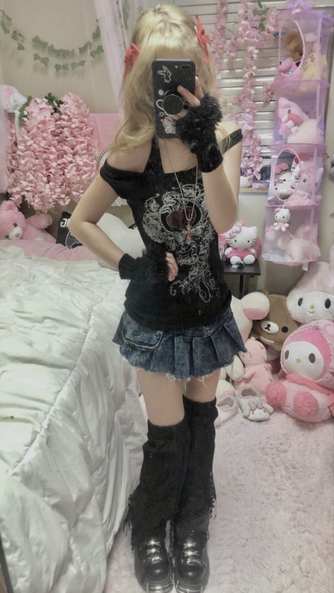 Y2k Cute Core Outfits, Hello Kitty Emo Outfits, Skirts And Oversized Shirts, Yk2 Emo Outfits, Cute Emo Style, Alt Cute Outfits, Goth Gyaru Outfits, Cute Y2k Grunge Outfits, Emo Outfits Dress