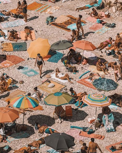 LISA DANIELLE SMITH on Instagram: “Can you spot me in this sea of colour??😛⛱⛱ #whereslisa” Colorful Umbrellas, Summer Mood, Italian Summer, Vintage Beach, Retro Aesthetic, Vintage Summer, Summer Aesthetic, Wall Collage, Picture Wall