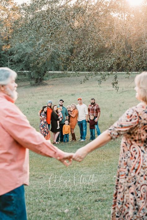 Big Family Christmas Photoshoot Ideas, Family Photo Shoot Outdoor, Family Of 12 Photoshoot, Group Family Photo Poses, Large Family Group Photo Ideas, Grandparent Photoshoot Family Pictures, Family Picture Background Ideas, Family Pictures 10 People Photo Ideas, Multifamily Photo Shoot Ideas