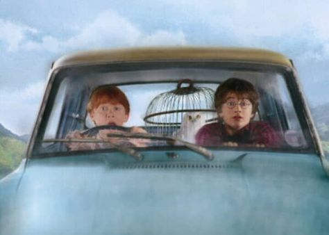 Harry Potter Flying Car, Harry Potter Humor, Rupert Grint Ron Weasley, Harry Potter Car, Film Harry Potter, Ron And Harry, Ford Anglia, Harry Potter Scene, Bellatrix Lestrange