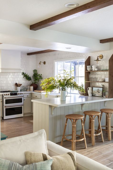 Odd Shaped Kitchen Layout, Vintage Kitchen Inspiration, Nancy Meyers Kitchen Aesthetic, Nancy Meyers Aesthetic Small House, 70s Home Remodel, Nancy Meyers Interiors, Nancy Meyers Kitchen, Kitchen Without Upper Cabinets, Entry Way Kitchen