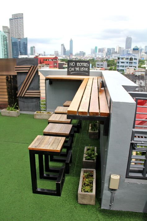 Roofdeck bar at the Z.  Where to Stay in Manila:  Z Hostel, Poblacion, Makati, Philippines Roof Garden Design, Balkon Decor, Balcony Bar, Bar Outdoor, Rooftop Terrace Design, Rooftop Design, Rooftop Patio, Small Balcony Decor, Terrace Design