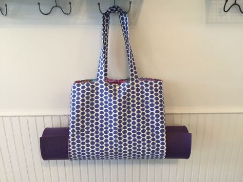 If you are tired of wrestling your yoga mat into a traditional bag then you will likely appreciate this clever design by Andrea of Sewspire. Checkout her step by step sewing tutorial and let us know what you think! 🤔 Diy Yoga Mat Holder Bag, Sew Yoga Mat Bag, Diy Yoga Bag Pattern, Yoga Mat Carrier Diy, Yoga Mat Bag Diy, Yoga Mat Bag Tutorial, Yoga Bag Pattern, Yoga Mat Bag Pattern, Yoga Mat Tote