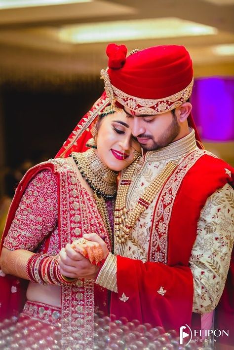 Photo By FlipOn Media - Photographers Indian Wedding Photo Poses, Marriage Couple Photo, Shadi Clouseup Photo, Weddings Couple Poses, Best Couples Photo, Cupal Pose, Wedding Poses Indian Couple, Marriage Wedding Photos, Couple Shoot Wedding