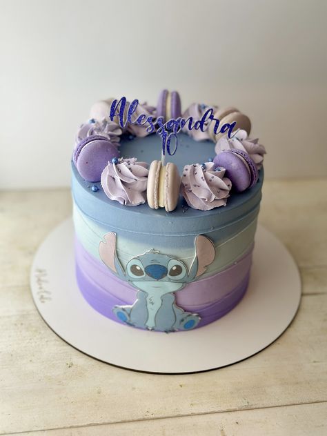 Lilo & Stitch theme cake with macarons.  #CakeArt #CakeDecor #CakeDesign #LiloAndStitchCake #ChildrenBirthdayCake Lilo And Stitch Birthday Cake Ideas, Stitch Macarons, Easy Stitch Cake, Stitch Disney Cake, Lilo And Stitch Birthday Party Cake, Lilo Cake, Birthday Cake Stitch, Stitch Themed Cake, Stitch Torte