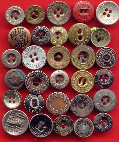 Button Fashion Design, Button Designs Ideas, Pin Ideas Button, Buttons Aesthetic, Buttons Ideas, Button Collecting, Form Follows Function, Pin Fashion, American Workwear