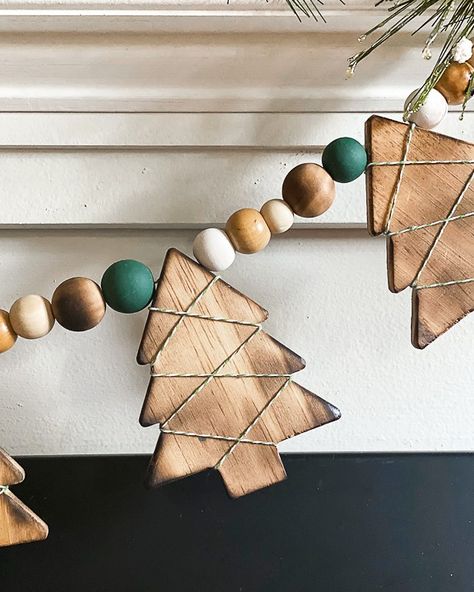 This DIY Wood Burned Christmas Tree Garland takes some common craft items and turns them into charming decor for the Christmas season. Wood Burned Christmas, Wood Beads Diy, Wooden Bead Garland, Christmas Tree Garland, Tree Garland, Wood Bead Garland, Diy Garland, Wooden Christmas Trees, Wooden Christmas