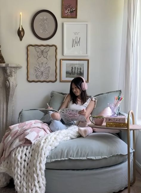 Cozy Reading Chair, Cozy Reading Corner, Cozy Reading Corners, Bedroom Corner, Amazing Video, Perfect Chair, Cozy Room Decor, Apartment Decor Inspiration, Reading Corner