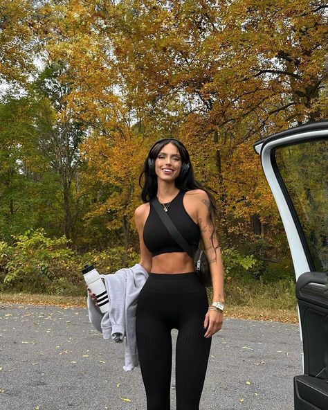 All Black Hiking Outfit, Black Gym Outfits For Women, Clean Girl Wardrobe Essentials, Gym Girl Aesthetic Instagram, Trendy Gym Outfits For Women, Gym Outfit Inspiration, Fall Gym Outfit, Instagram Picture Ideas Fall, Leggings Outfit Black Women