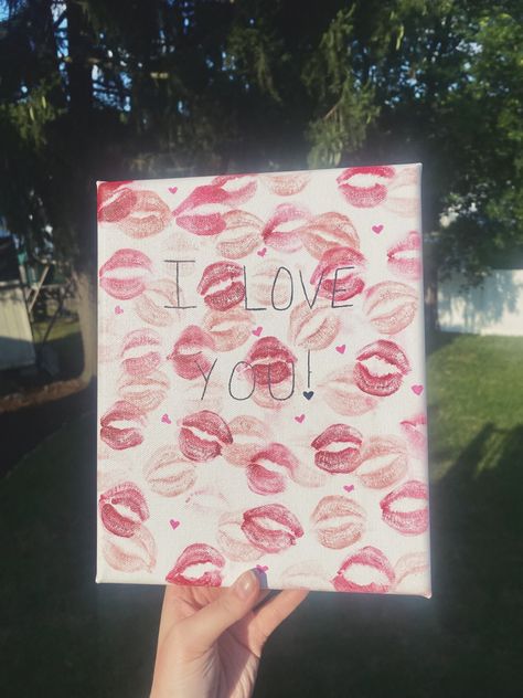 Kisses On Canvas Lipstick, Canvas With Kisses, Something To Paint For Your Boyfriend, Lip Canvas Painting, Kissing Canvas Painting Ideas, Kisses Canvas Art, Kiss Painting For Boyfriend, Artwork For Boyfriend, Diy Valentines Canvas Art