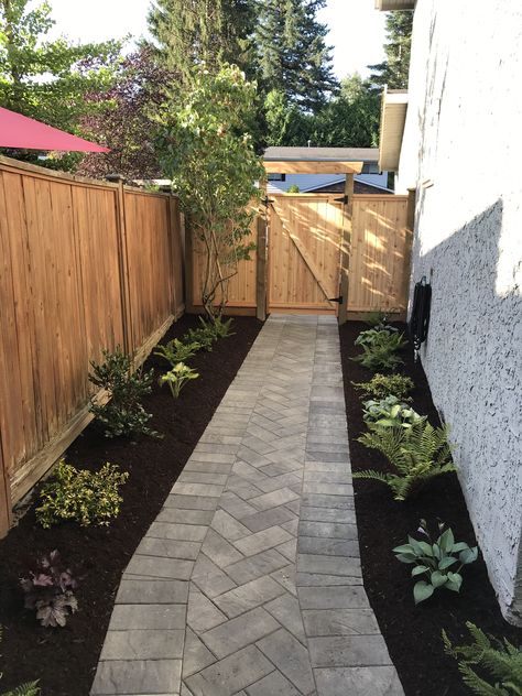 Walkways To Backyard, Side Of House Backyard Ideas, Small Front Window Landscaping, Cute Walkway Ideas, Landscape Ideas For Small Backyard On A Budget, Cool Diy Backyard Ideas, Backyard Paver Pathway Ideas, Front Yard Pathway Ideas, Porch Pathway Ideas