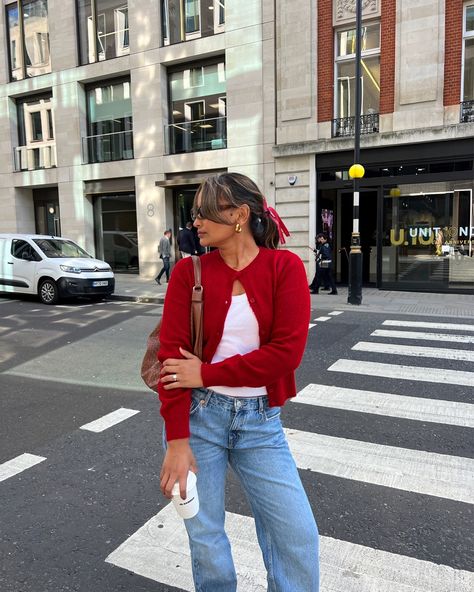 Red Top Blue Jeans Outfit, Red And Denim Outfits, Blue Jeans Outfit Fall, Red Shirt Outfits, Blue Denim Jeans Outfit, Red Top Outfit, Denim Jeans Outfit, Nyc Outfits, Jeans Outfit Fall