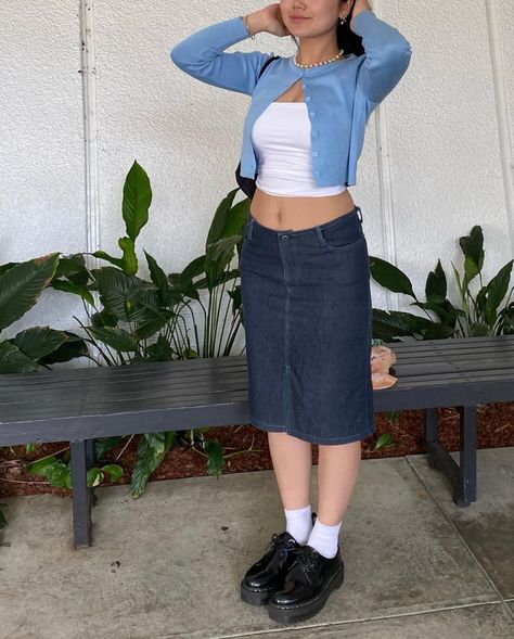 Midi Jeans Skirt Outfit Aesthetic, Denim Midi Skirt Y2k, Outfits With Midi Denim Skirt, Midi Skirt School Outfit, Aesthetic Jean Skirt Outfit, Jean Skirt Midi Outfits, Mid Knee Skirt Outfits, Medium Jean Skirt Outfits, Denim Knee Length Skirt Outfit