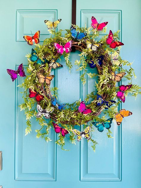 - A beautiful and unique Butterfly Spring/ Summer Wreath with a grapevine wreath base, a combination of green Mini Ficus leaves of several shades of green. It creates a natural look and has colorful butterflies flying around as a spring breath accent. This wreath is simple but elegant, welcoming your guests all through this Spring and Summer. The wreath is unique and will brighten and compliment any home. It is perfect for your home or as a gift. - Handmade Wreath. - Diameter is measured from le Diy Frühling, Butterfly Wreath, Holly Springs Nc, Butterflies Wreath, Colorful Wreath, Diy Spring Wreath, Door Wreaths Diy, Outdoor Wreaths, Year Round Wreath