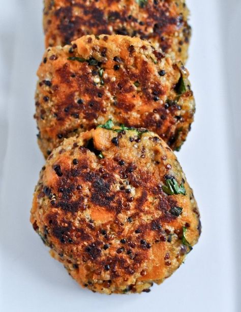 Sweet Potato Quinoa Cakes with Blackberry Salsa I howsweeteats.com #sweetpotato #quinoacakes Quinoa Cakes, Sweet Potato Quinoa, Quinoa Cake, Quinoa Kale, Nigel Slater, Potato Cakes, Vegetarian Cooking, Quinoa Recipes, Sweet Potato Recipes