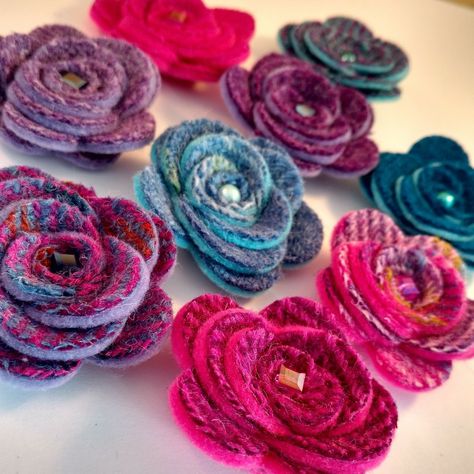 Harris Tweed rose brooches in lots and lots of pretty colours 💞 Harris Tweed Crafts, Tweed Flowers, Tweed Crafts, Fabric Brooches, Wool Flowers, Felt Cupcakes, Harris Tweed Fabric, Fabric Flower Brooch, Fabric Brooch