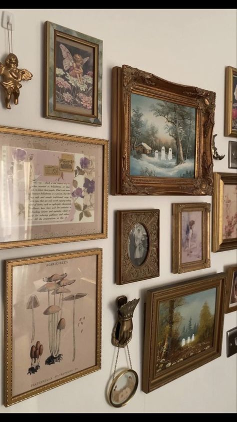 Whimsigoth Aesthetic, Vintage Gallery Wall, Autumn Room, Vintage Gallery, Casa Vintage, Vintage Bedroom, Apartment Decor Inspiration, Vintage Room, Cozy Autumn