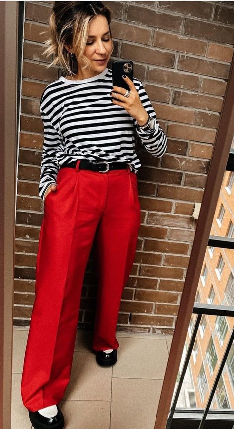 Red Trousers Outfit Winter, What To Wear With Red Trousers, Red Trousers Outfit Casual Street Styles, Bright Trousers Outfit, Red Wide Leg Trousers Outfit, Red Linen Trousers Outfit, Blue Office Pants Outfit, Palazzo Rojo Outfit, Wide Leg Red Pants Outfit