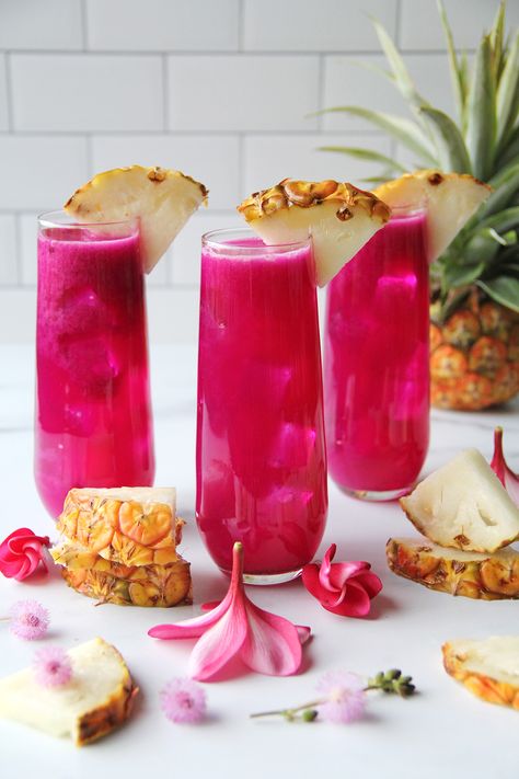 Best Fruity Cocktail Recipes, Pink And Orange Cocktail, Dragonfruit Alcoholic Drinks, Fun Pink Cocktails, Pink Rum Drinks, Pink Rum Cocktails, Pink Summer Cocktails, Tropical Drinks Aesthetic, Dragonfruit Cocktail Recipe