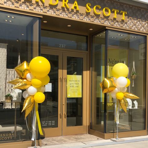 Balloon Decorations For Shop Opening, Salon Opening Decoration Ideas, Entry Balloon Decor, Grand Opening Balloons Decoration, Store Grand Opening Decor Ideas, Store Opening Decoration Ideas, Shop Opening Decoration Ideas Balloons, Opening Ideas Events, Grand Opening Balloon Decor