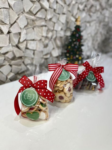 Packing Christmas Cookies, Xmas Cookies Packaging, Christmas Baking Packaging Ideas, Cookie Packaging Christmas, Christmas Treat Gift Boxes, Homemade Cookie Packaging, Christmas Goody Bag Ideas For Coworkers, Homemade Christmas Cookies Gift, Cookie Christmas Gifts Packaging