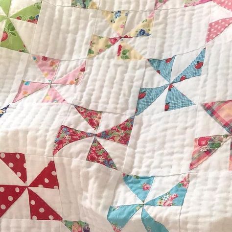 Helen Pontin on Instagram: "Today’s quilt of the day is a colourful scrappy Pinwheel Quilt 💗✂️💚 I found this in my *almost finished quilt pile* after Christmas….it just needed a bit more hand quilting and then binding ❤️✂️❤️ loving this bright little quilt with all its flowery fabrics….many are sweet Japanese florals which are small scale and perfect for tiny piecing 🌼💚🌸 now on to the next quilt….but first coffee ☕️  Wishing you a very happy day dear Insta friends 💕💕💕  *Pinwheels Quilt pattern in my Etsy shop link in bio *  #pinwheels #pinwheelblock #pinwheelquilt #patchwork #handquilting #scrapquilt #colourpop" Pinwheel Quilts Ideas, Pinwheel Quilt Patterns, Japanese Florals, Pinwheels Quilt, Pinwheel Quilts, Crumb Quilts, Pinwheel Quilt Pattern, Pinwheel Quilt Block, Pinwheel Block