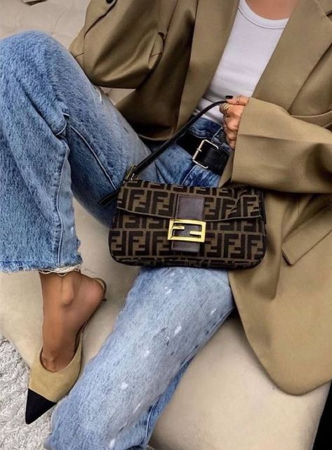 Vintage Fendi Baguette Outfit, Fendi Baguette Outfit, Fendi Bag Outfit, Vintage Fendi Baguette, Hand Bags Ideas, Australian Winter Fashion, Fendi Baguette Bag, Baguette Bags, Look Adidas