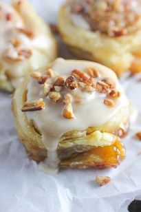 Puff Pastry Cinnamon Rolls with Maple Icing | Brown Sugar Puff Pastry Cinnamon Rolls, Pastry Cinnamon Rolls, Puff Pastry Cinnamon, Maple Icing, Puff Pastry Desserts, Easy Puff Pastry, Puff Pastry Recipes, Pastry Desserts, Cinnamon Rolls Recipe