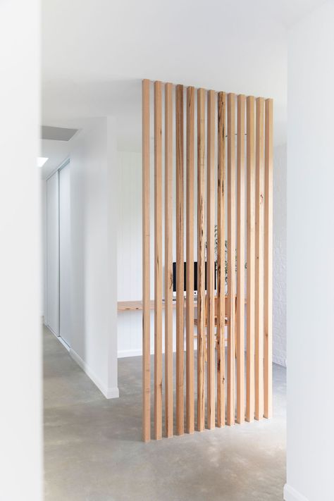 Interior Design Partition, Batten Screen, Wall Design Living Room, Partition Wall Design, Coastal Home Exterior, Wood Partition, Lounge Room Styling, Wooden Partitions, Timber Battens