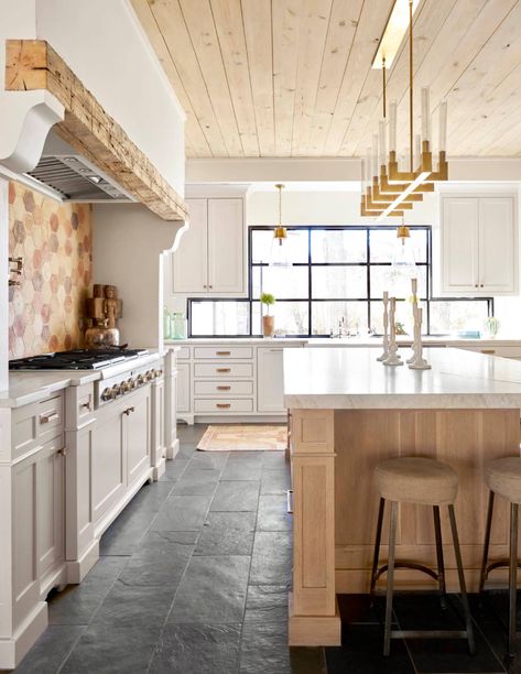 Slate Floor Kitchen, Modern Kitchen Flooring, Slate Kitchen, Two Tone Kitchen Cabinets, Slate Tile Floor, Two Tone Kitchen, Casa Vintage, Slate Flooring, Stone Kitchen