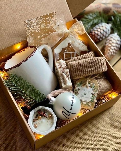 Joululahjat Diy, Diy Christmas Gifts For Friends, Christmas Gift Hampers, Christmas Hamper, Easy Christmas Gifts, Christmas Baskets, Christmas Gift Baskets, Christmas Gifts For Friends, Homemade Christmas Gifts