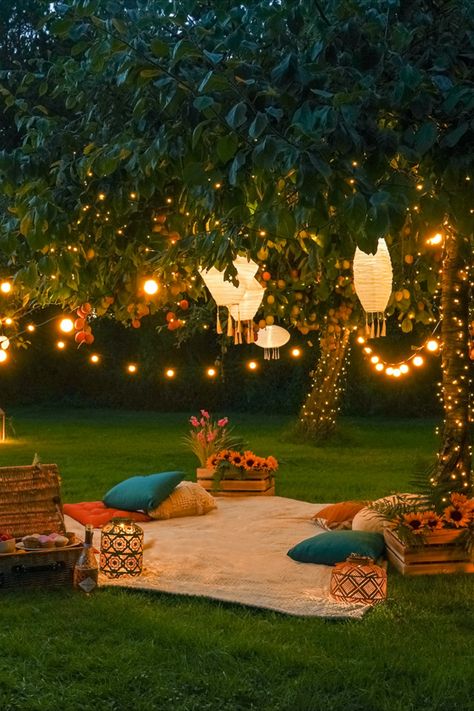 Garden Party Night Decoration, Picnic Fairy Lights, Garden Light Design, Dates In Nature, Cute Proposal Set Up, Garden Party Fairy Lights, Fairy Lights Picnic, Fairy Lights Decoration Ideas, Romantic Outdoor Spaces