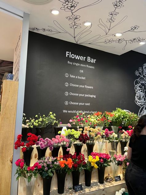 Retail Flower Shop, Bakery And Floral Shop, Flowershop Aesthetic Exterior, Flower Bakery Shop, Flower Shop Cafe Interior Design, Flower Shop Display Store Fronts, Floral Store Design, French Flower Shop Aesthetic, Home Flower Shop