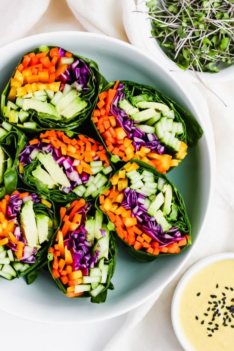 Raw Rainbow Wrap with Ginger Tahini Dressing - a light and delicious meal that is #vegan #raw and #whole30 Rolls Food, Raw Vegan Diet, Resep Salad, Perfect Diet, Veggie Wraps, Resep Diet, Summer Meals, Summer Rolls, Raw Diet