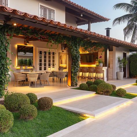 35 projetos de fachadas de casas simples com varanda Spanish Tropical Homes, Outside Spaces, Casa Vintage, House Outside Design, Small Balcony Ideas, Village House Design, Creative Home Decor, Village Houses, Dream House Exterior