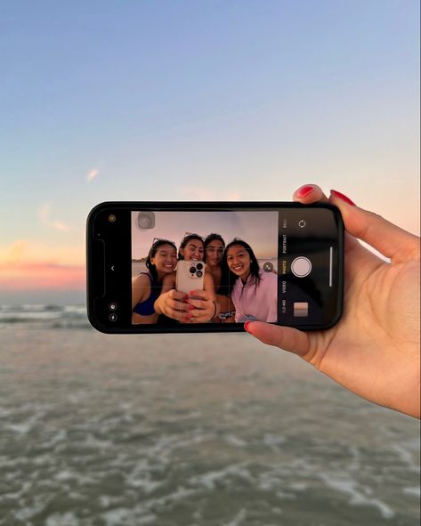 Summer Friend Group Beach, Beach Group Photo Ideas Aesthetic, Group Picture Beach, Summer Photos Inspo Beach, Group Beach Pictures Friends Ideas, Sunset Group Picture, Group Photo Beach Ideas, Friends Beach Poses, Beach Day Photo Ideas