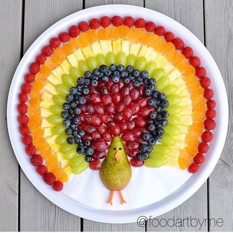 Creative Party Platter Ideas - Pretty My Party - Party Ideas Kids Food Ideas, Thanksgiving Fruit, Thanksgiving Snacks, Fruit Platter Designs, Decorações Com Comidas, Food Carving, Easy Food Art, Veggie Tray, Food Garnishes