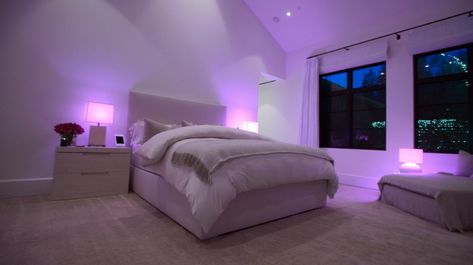 Khloe Kardashian Bedroom, Kardashian Bedroom Decor, Kardashian Homes, Kardashian Bedroom, Cinema Living Room, Khloe Kardashian House, Kardashian Home, Jenner House, Hidden Hills