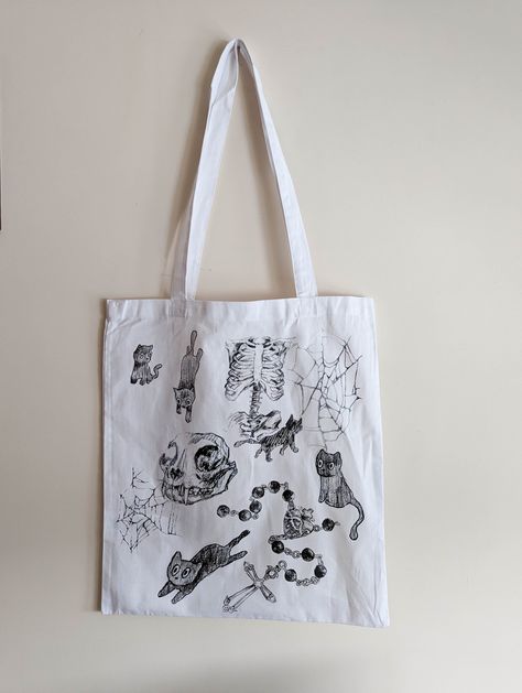 #grunge #tote #cutetotes #totebag #gothfashion #cat #alternativefashion #cutebag #gothic #grungefashion Goth Tote Bag, Bag Painting, Black Cat Print, Painted Tote, Bag Details, Bag Diy, Diy Tote Bag, Print Tote, Goth Fashion