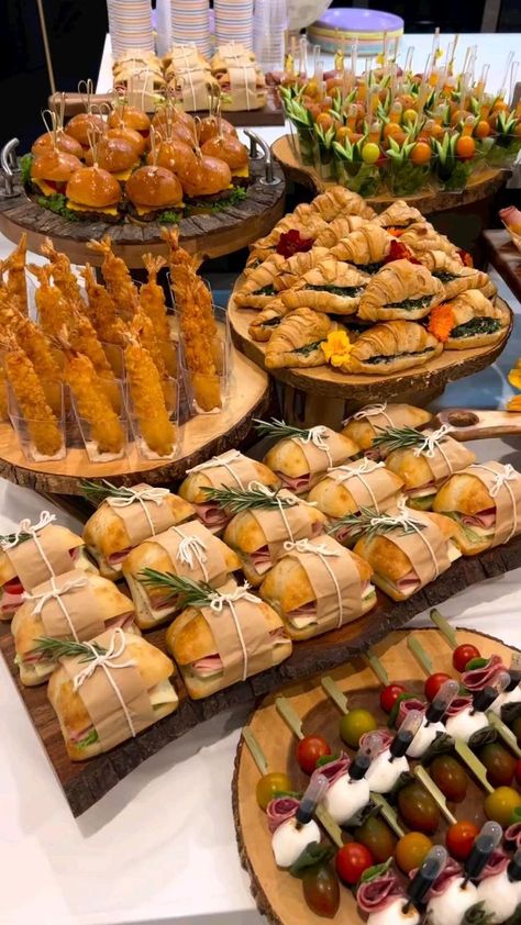 Catering Food Displays, Wishes Christmas, Party Food Buffet, Catering Ideas Food, Party Food Platters, Charcuterie Recipes, Catering Food, Food Displays, Snacks Für Party