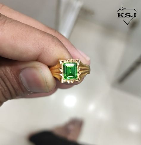 Single Stone Rings Gold, Dailyware Earrings Gold, Gents Gold Ring, Vanki Ring, Emerald Stone Ring, Son Outfits, Emerald Stone Rings, Temple Jewellery Earrings, Ring Indian