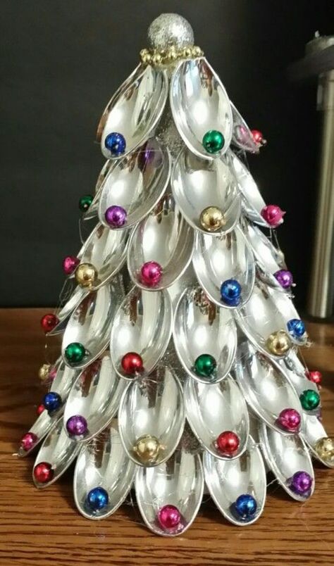 Spoon Christmas Tree Diy, Spoon Wreaths Diy, Spoon Angel Craft, Plastic Fork Christmas Tree, Plastic Silverware Crafts, Plastic Spoon Christmas Tree, Silverware Christmas Ornaments, Spoon Christmas Ornaments, Spoon Christmas Tree