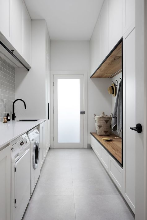 Hamptons Laundry, Contemporary Mudroom, Mud Room Laundry Room Combo, White Laundry Room, Mudroom Laundry Room Ideas, Utility Room Designs, Laundry Mudroom, Hang Bags, Mudroom Laundry