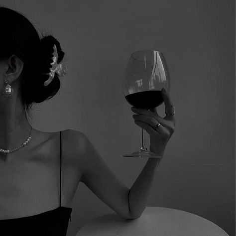 Dark Feminine Aesthetic Pictures, Dark Feminine Poses, Wattpad Pfp Aesthetic, Mafia Girls Aesthetic, Dark Feminine Photography, Feme Fatale Aesthetic, Wine Aesthetic Dark, 21st Birthday Photoshoot, Photographie Portrait Inspiration