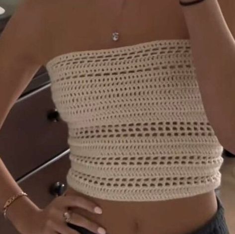 Super cute crochet top for summer, ties in back, adjustable. Cute Summer Crochet Tops, Crochet Ideas Tops, How To Make A Crochet Top, Crochet Ideas Summer, Crochet Tube Top Pattern Free, Crochet Summer Clothes, Summer Outfits Crochet, Crochet Tops Summer, Crochet Girlies