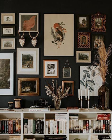 Lots Of Books, Interior Design Per La Casa, Perfect Gallery Wall, Eclectic Gallery Wall, Wall Decorating, Gallery Wall Inspiration, Gallery Wall Living Room, Framed Pictures, Corner Wall