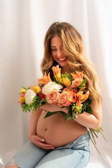 Maternity Flower Photoshoot, Maternity Studio Photoshoot Bump Pictures With Flowers, Jean And Flowers Maternity Shoot, Preggy Photoshoot Ideas, Maternity Flowers Photography, Pregnant Foto Ideas, Diy Flower Maternity Shoot, Maternity Bouquet Photoshoot, Diy Floral Maternity Shoot, Pregnant Flowers Photoshoot